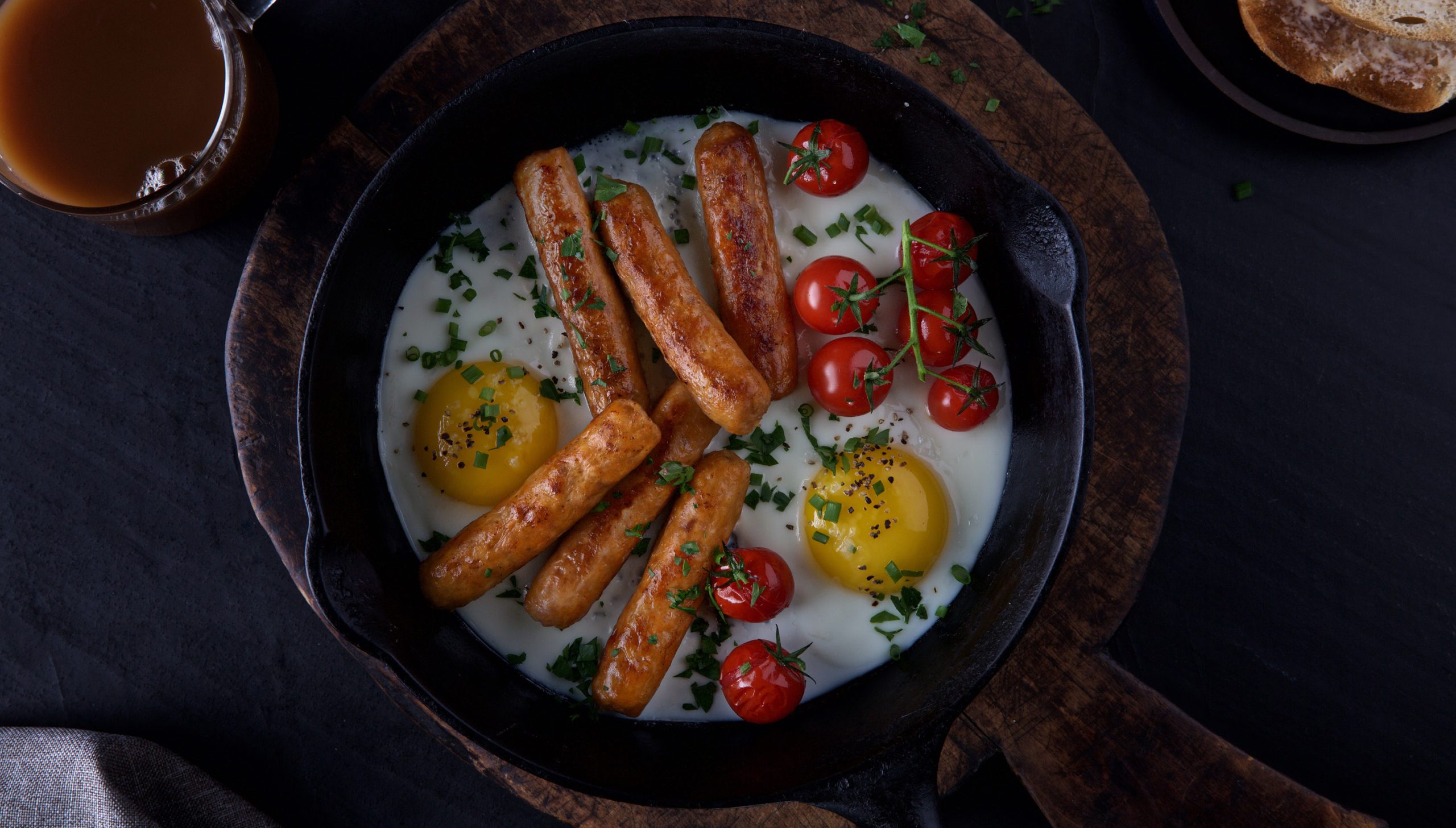 Déjeuner de saucisses à la poêle