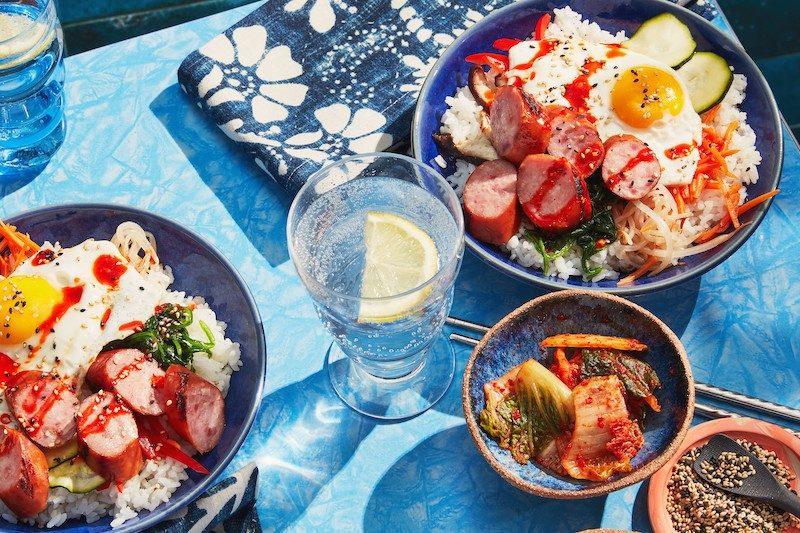 Bibimbap au saucisson fumé à l’ail et au miel