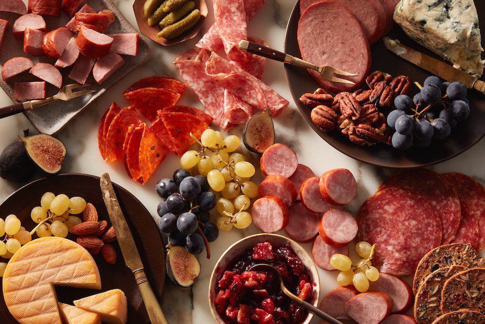 Planche de charcuterie hivernale avec confiture de canneberges de bacon