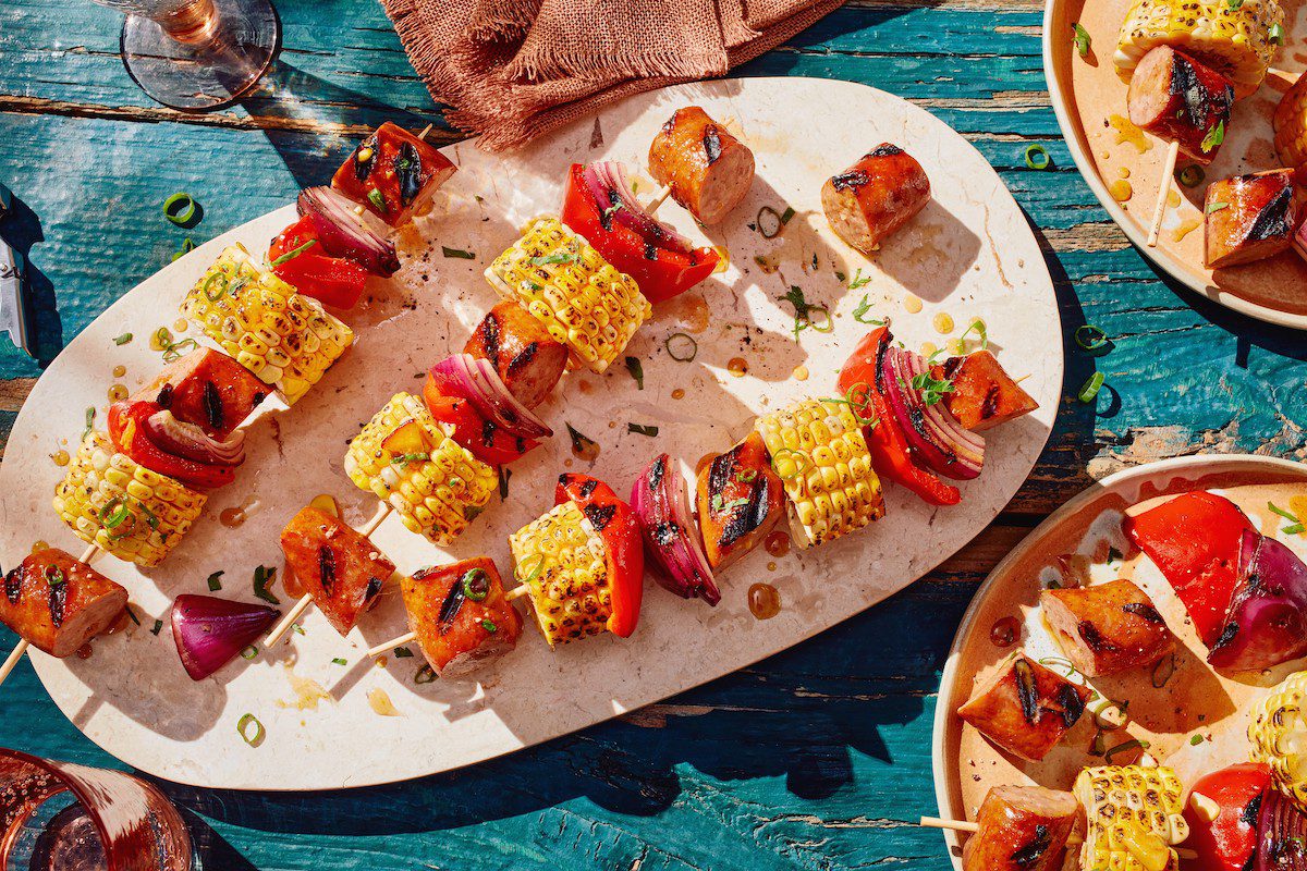 Brochettes de saucissons fumés au cheddar et de maïs au beurre de pêches