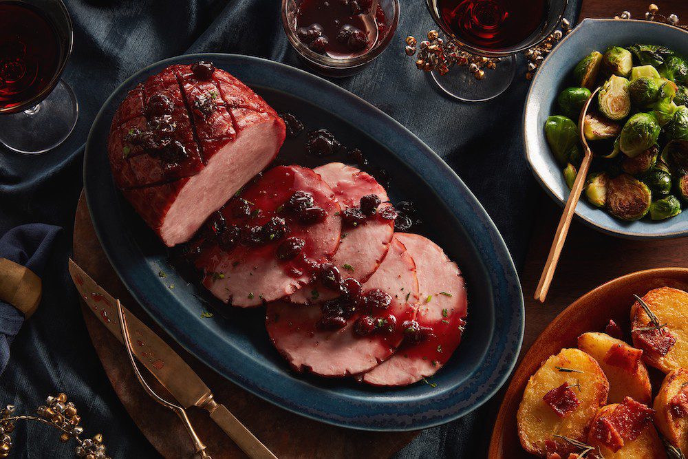 Jambon glacé aux cerises et porto à la mijoteuse et pommes de terre croustillantes rôties au bacon