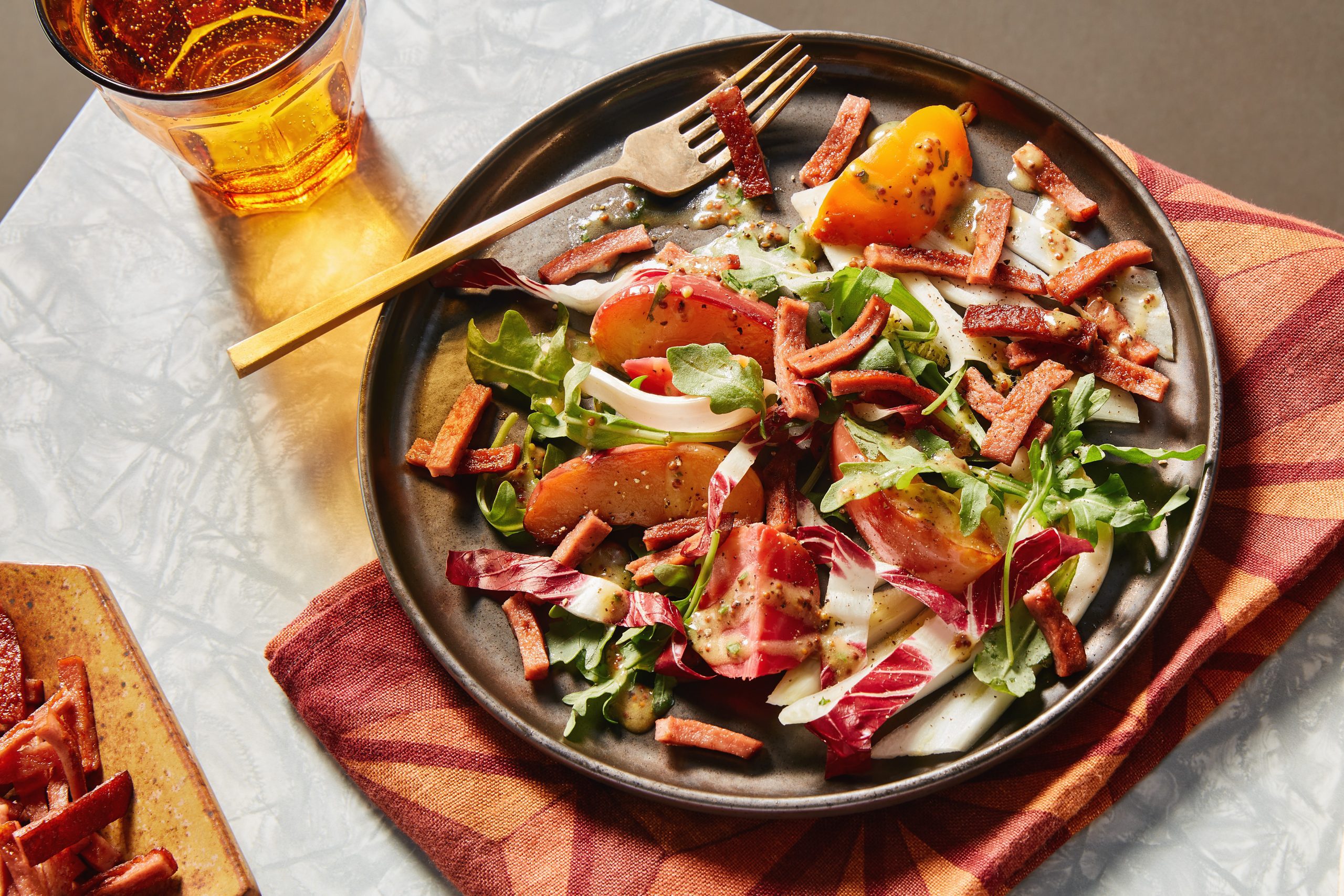 Salade de betteraves, pommes et fenouil avec bologne frit