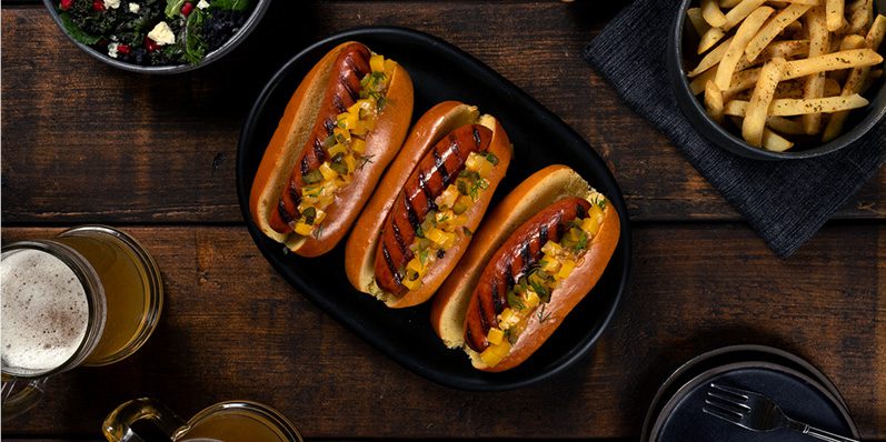 Saucissons fumés grillés avec relish de courge musquée