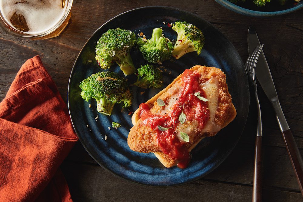 Petits pains ciabatta ouverts au poulet parmesan avec brocoli au pesto rôti