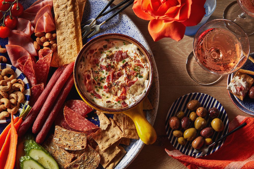 Trempette chaude aux trois fromages, au bacon et à la truffe